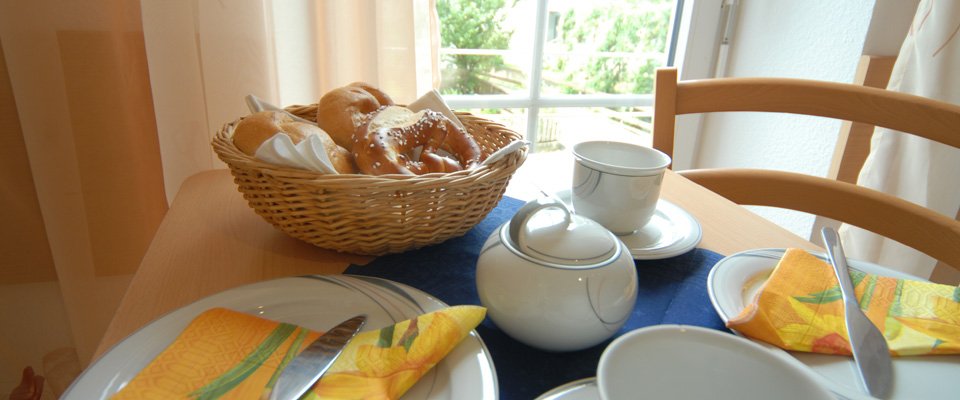 Frühstück in der sonnigen Ferienwohnung im Haus am Bach, Bad Wörishofen